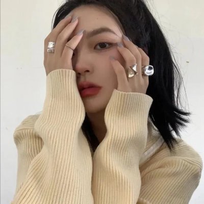 与一位女士合影